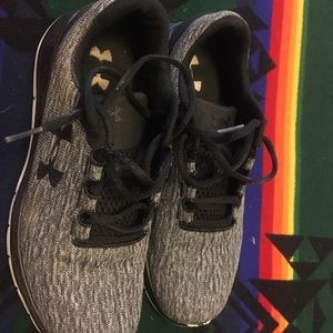 lightly used under armor running shoes 👟